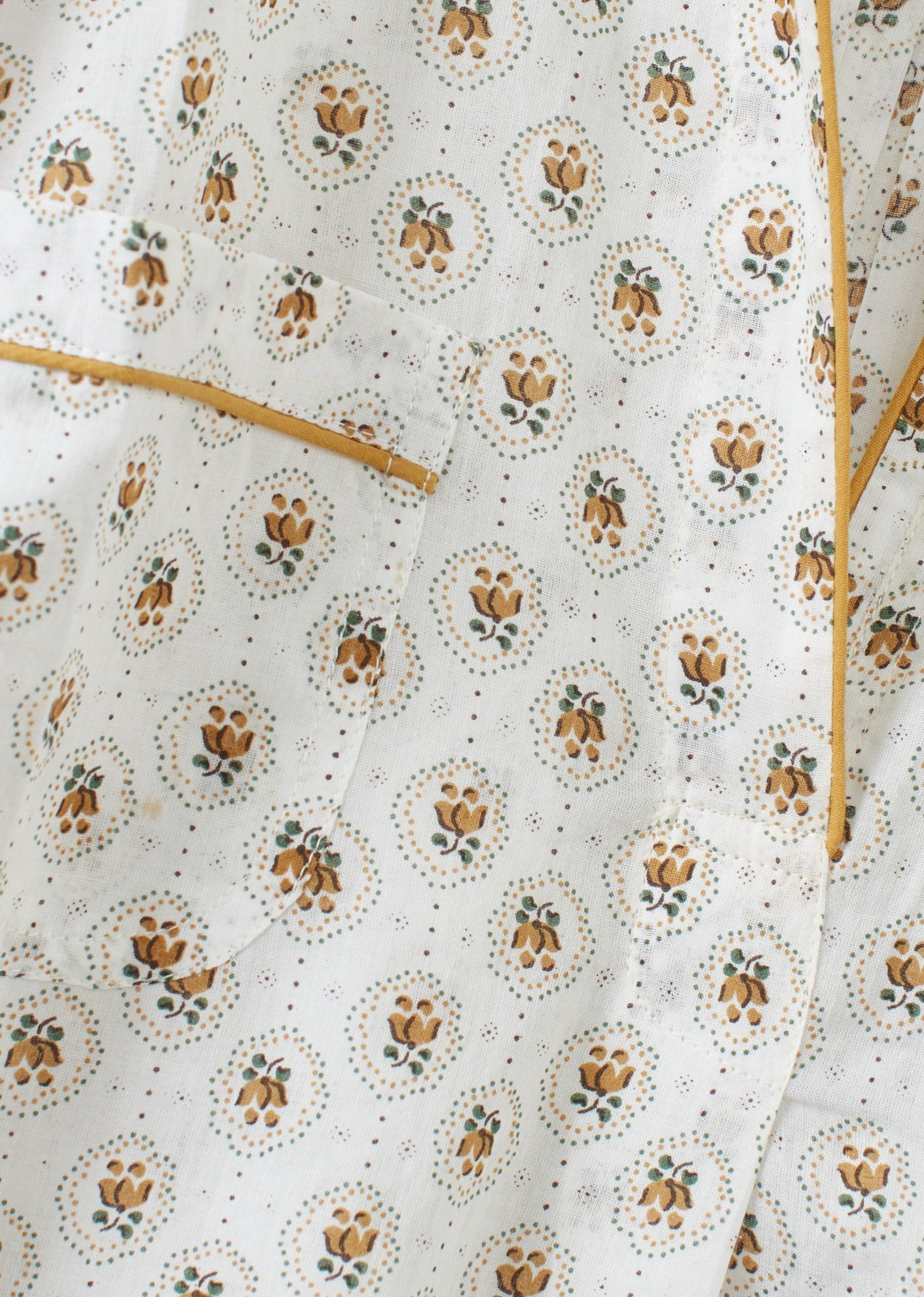 WOMANS NIGHT DRESS FLOWER RING