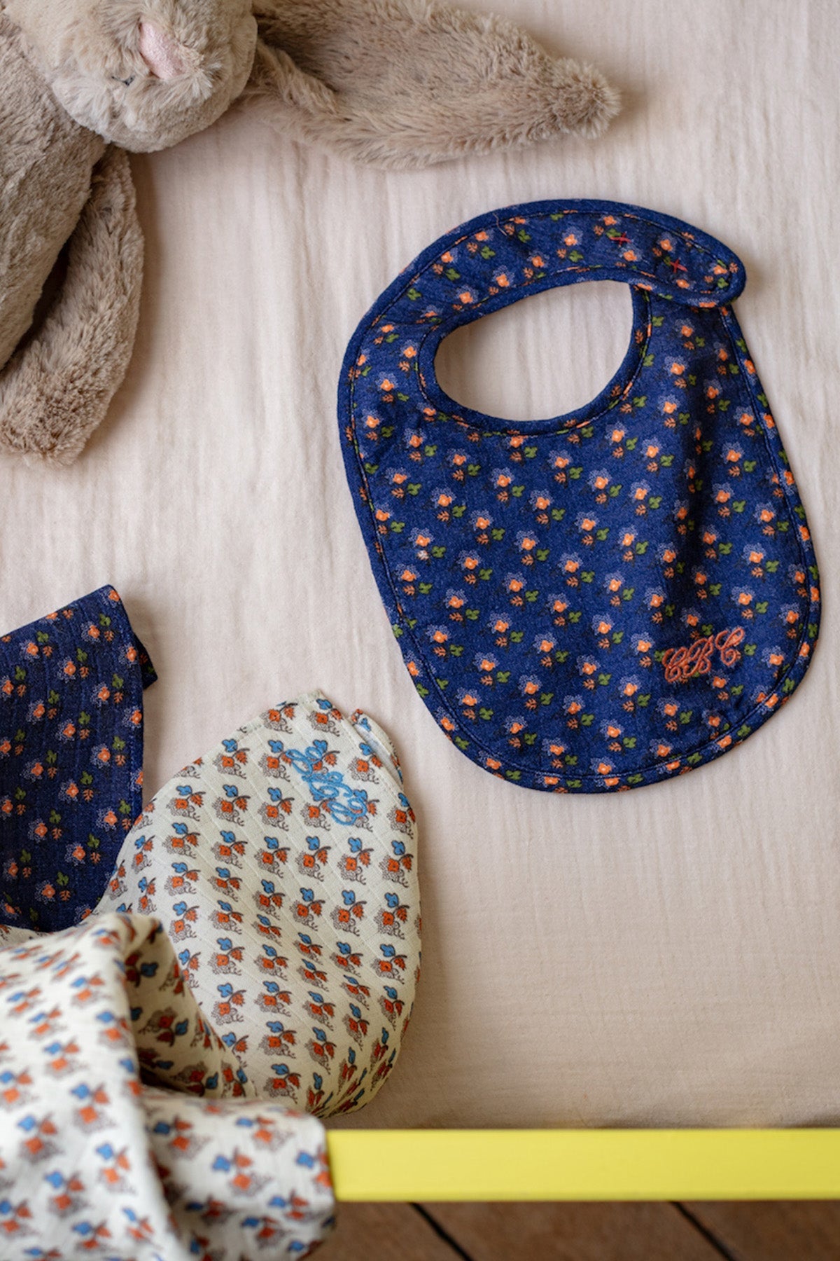 BABY BIB AND MUSLIN SET - NAVY POSY PRINT